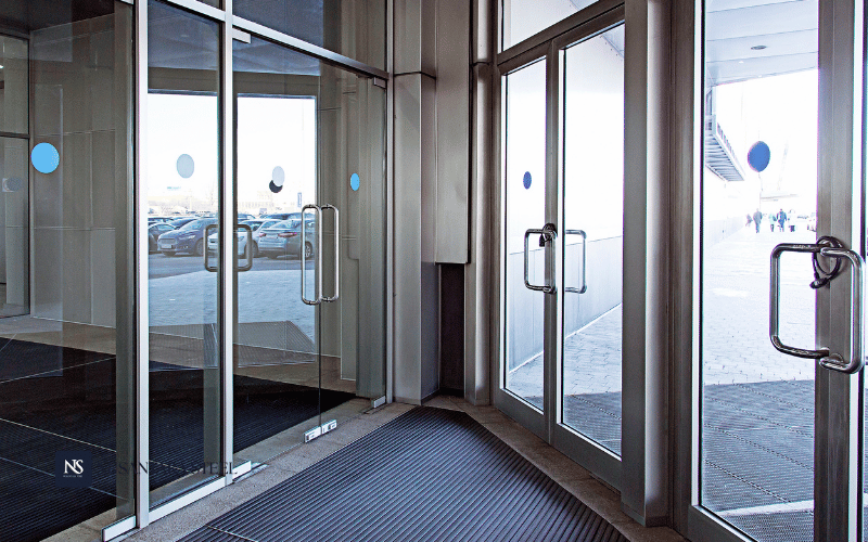 Pintu Aluminium Kombinasi Kaca Inspirasi Model Pintu Aluminium Minimalis Terbaru untuk Pintu Utama & Kamar yang Elegan dan Tahan Lama